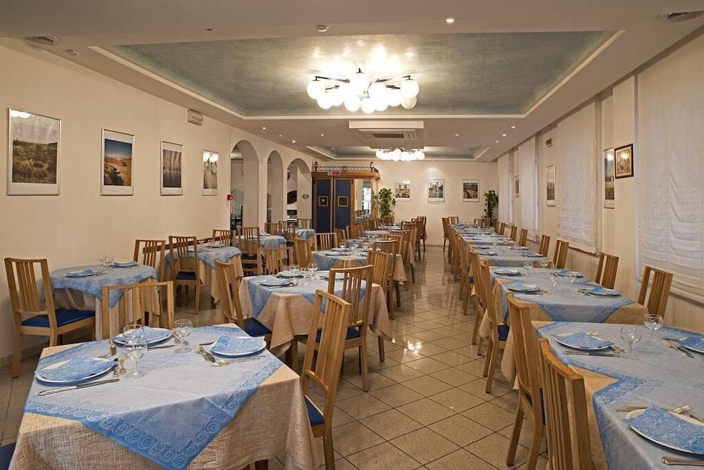 Hotel Adria B&B - Colazione Fino Alle 12 ميسانو ادرياتيكو المظهر الخارجي الصورة