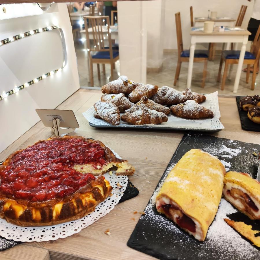 Hotel Adria B&B - Colazione Fino Alle 12 ميسانو ادرياتيكو المظهر الخارجي الصورة