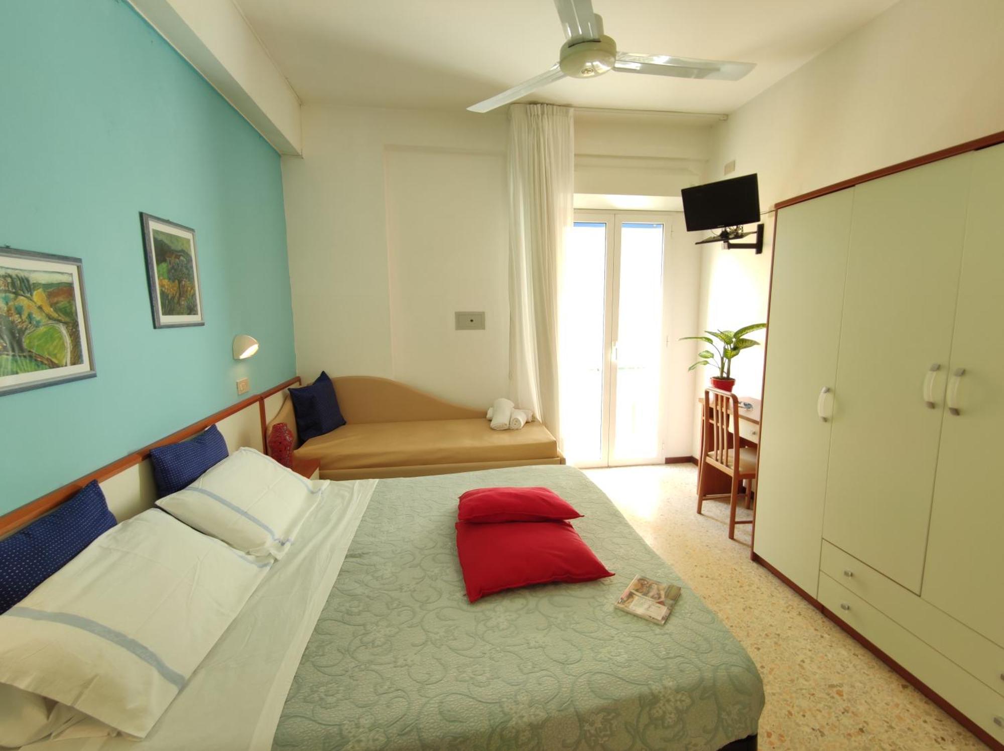 Hotel Adria B&B - Colazione Fino Alle 12 ميسانو ادرياتيكو الغرفة الصورة