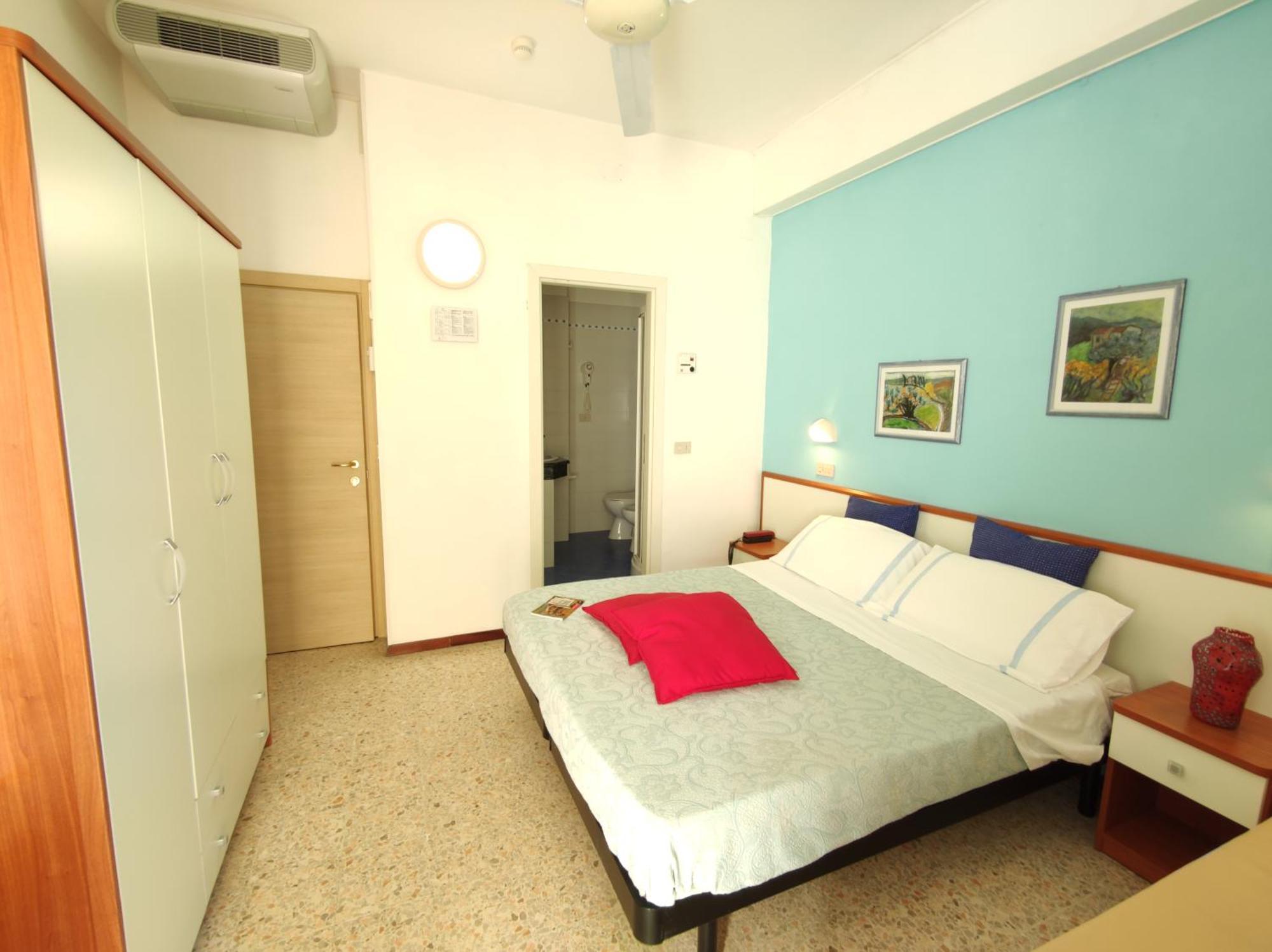 Hotel Adria B&B - Colazione Fino Alle 12 ميسانو ادرياتيكو الغرفة الصورة