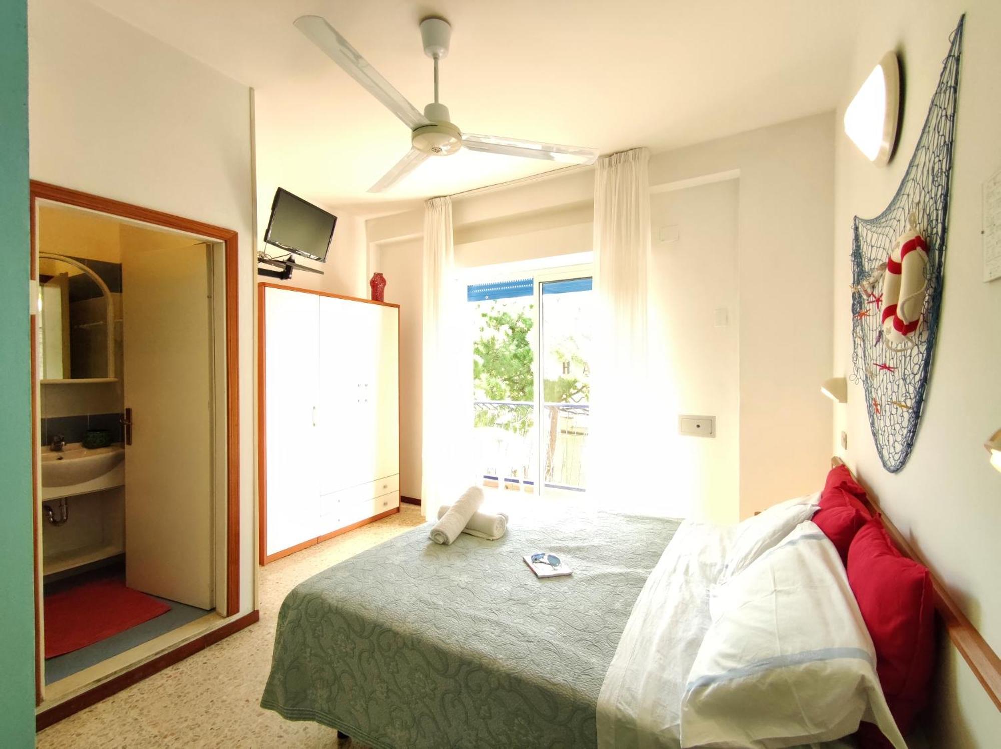 Hotel Adria B&B - Colazione Fino Alle 12 ميسانو ادرياتيكو الغرفة الصورة