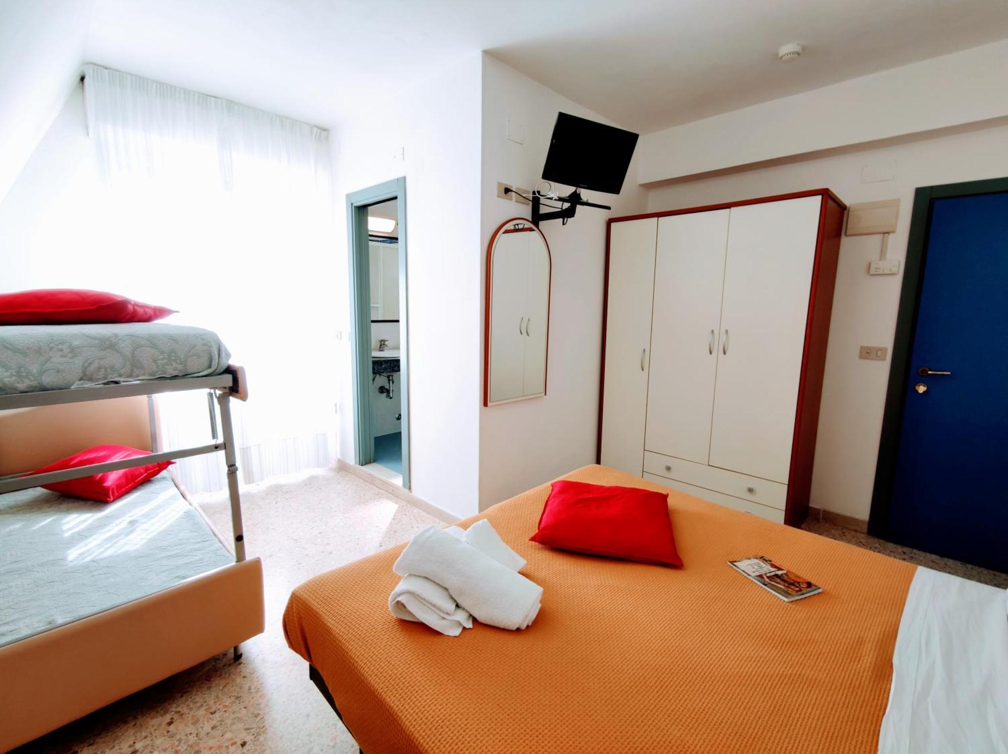 Hotel Adria B&B - Colazione Fino Alle 12 ميسانو ادرياتيكو الغرفة الصورة